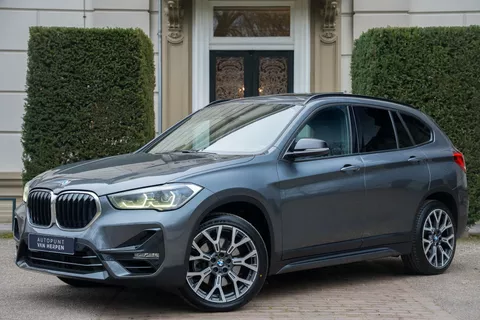 BMW X1 sDrive20i High Executive TREKHAAK | PANO | CAMERA | HUD | 19 INCH | 1E EIGN