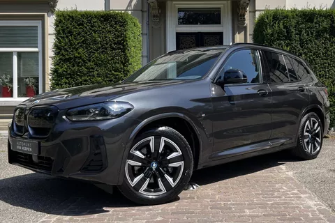 BMW iX3 High Executive 80 kWh PANO | ADAPTIVE | ACHTERUITKIJKCAMERA | MEMORY | CARPLAY | STOELVERWARMING |